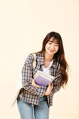 포토 JPG 스튜디오촬영 응시 여자 교육 대학생 실내 한명 미소 사람 상반신 20대 청년 앞모습 책 청춘 한국인 신입생 청년여자한명만 성인여자한명만 베이지색배경 국내포토 1 학생 시선 뷰포인트 백그라운드 컨셉 표정 동양인 성인 내부 베이지색 여자한명만 성인여자만 청년여자만 파일형식