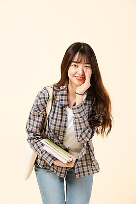 포토 JPG 스튜디오촬영 응시 여자 교육 대학생 실내 한명 미소 사람 손짓 상반신 20대 청년 앞모습 책 청춘 외침 한국인 신입생 청년여자한명만 성인여자한명만 베이지색배경 국내포토 1 학생 시선 뷰포인트 백그라운드 컨셉 모션 표정 동양인 성인 내부 소리 베이지색 여자한명만 성인여자만 청년여자만 파일형식