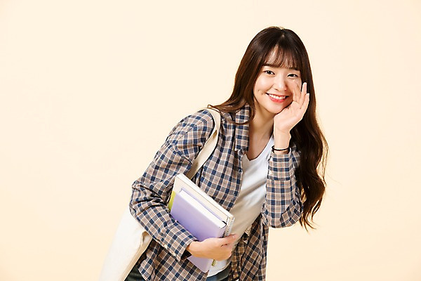 포토 JPG 스튜디오촬영 응시 여자 교육 대학생 가방 실내 한명 미소 사람 손짓 상반신 20대 청년 앞모습 책 청춘 외침 한국인 신입생 청년여자한명만 성인여자한명만 베이지색배경 국내포토 1 학생 시선 잡화 뷰포인트 백그라운드 컨셉 모션 표정 동양인 성인 내부 소리 베이지색 여자한명만 성인여자만 청년여자만 파일형식