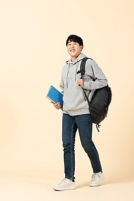 포토 JPG 스튜디오촬영 전신 응시 남자 대학생 배낭 모션 실내 한명 미소 들기 사람 20대 청년 옆모습 책 걷기 한국인 청년남자한명만 베이지색배경 국내포토 1 학생 시선 뷰포인트 백그라운드 가방 표정 동양인 성인 내부 베이지색 남자한명만 청년남자만 파일형식