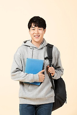 포토 JPG 스튜디오촬영 응시 남자 대학생 배낭 모션 실내 한명 미소 들기 사람 상반신 20대 청년 앞모습 책 한국인 청년남자한명만 베이지색배경 국내포토 1 학생 시선 뷰포인트 백그라운드 가방 표정 동양인 성인 내부 베이지색 남자한명만 청년남자만 파일형식