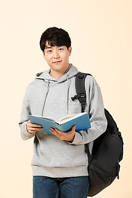 포토 JPG 스튜디오촬영 응시 남자 대학생 배낭 모션 실내 한명 미소 들기 사람 상반신 20대 청년 앞모습 책 한국인 청년남자한명만 베이지색배경 국내포토 1 학생 시선 뷰포인트 백그라운드 가방 표정 동양인 성인 내부 베이지색 남자한명만 청년남자만 파일형식