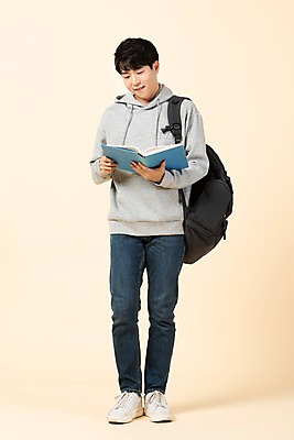 포토 JPG 스튜디오촬영 전신 응시 남자 대학생 배낭 모션 실내 한명 미소 들기 사람 20대 청년 앞모습 책 한국인 청년남자한명만 베이지색배경 국내포토 1 학생 시선 뷰포인트 백그라운드 가방 표정 동양인 성인 내부 베이지색 남자한명만 청년남자만 파일형식