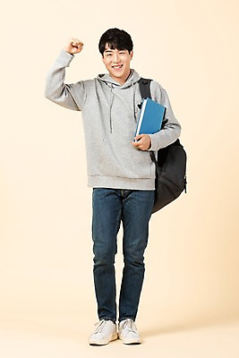 포토 JPG 스튜디오촬영 전신 응시 남자 대학생 배낭 모션 실내 한명 서기 미소 들기 사람 20대 청년 앞모습 책 파이팅 한국인 청년남자한명만 베이지색배경 국내포토 1 학생 시선 뷰포인트 백그라운드 가방 표정 동양인 성인 내부 베이지색 남자한명만 청년남자만 파일형식