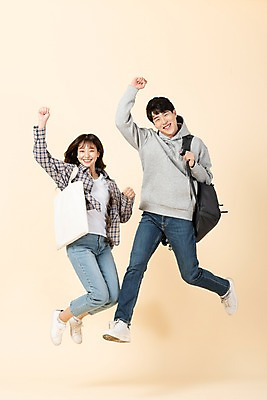 포토 JPG 스튜디오촬영 전신 커플 응시 여자 남자 대학생 가방 모션 실내 미소 사람 20대 청년 두명 앞모습 옆모습 청춘 점프 파이팅 한국인 신입생 청년만 베이지색배경 국내포토 학생 시선 잡화 뷰포인트 백그라운드 컨셉 관계 표정 동양인 성인 내부 베이지색 성인만 파일형식
