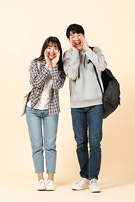 포토 JPG 스튜디오촬영 전신 커플 여자 남자 대학생 모션 실내 사람 20대 청년 두명 앞모습 청춘 한국인 신입생 청년만 베이지색배경 국내포토 학생 뷰포인트 백그라운드 컨셉 관계 동양인 성인 내부 베이지색 성인만 파일형식