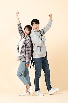포토 JPG 스튜디오촬영 전신 커플 응시 여자 교육 남자 대학생 가방 모션 실내 서기 미소 사람 20대 청년 두명 옆모습 청춘 파이팅 한국인 등맞대기 신입생 청년만 베이지색배경 국내포토 학생 시선 잡화 뷰포인트 백그라운드 컨셉 관계 표정 동양인 성인 내부 베이지색 성인만 파일형식