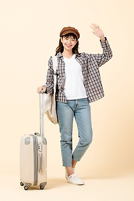 포토 JPG 스튜디오촬영 전신 학생 응시 여자 교육 대학생 여행 실내 한명 미소 사람 20대 청년 앞모습 청춘 손들기 캐리어 한국인 배낭여행 MT 신입생 손인사 청년여자한명만 성인여자한명만 베이지색배경 국내포토 1 시선 뷰포인트 백그라운드 컨셉 모션 표정 동양인 성인 내부 여행가방 인사 베이지색 여자한명만 성인여자만 청년여자만 파일형식