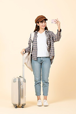 포토 JPG 스튜디오촬영 전신 학생 응시 여자 교육 대학생 여행 실내 한명 미소 사람 20대 청년 앞모습 스마트폰 청춘 캐리어 한국인 셀프카메라 배낭여행 MT 신입생 청년여자한명만 성인여자한명만 베이지색배경 국내포토 1 시선 뷰포인트 백그라운드 컨셉 표정 동양인 성인 내부 핸드폰 스마트기기 여행가방 사진촬영 베이지색 여자한명만 성인여자만 청년여자만 파일형식