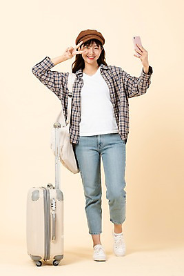 포토 JPG 스튜디오촬영 전신 학생 응시 여자 교육 대학생 여행 포즈 실내 한명 미소 사람 20대 청년 앞모습 스마트폰 청춘 캐리어 한국인 셀프카메라 즐거움 배낭여행 MT 신입생 브이 청년여자한명만 성인여자한명만 베이지색배경 국내포토 1 시선 감정 뷰포인트 백그라운드 컨셉 표정 동양인 손짓 성인 내부 핸드폰 스마트기기 여행가방 사진촬영 베이지색 여자한명만 성인여자만 청년여자만 파일형식