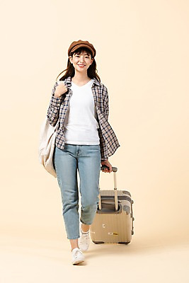 포토 JPG 스튜디오촬영 전신 학생 응시 여자 교육 대학생 여행 실내 한명 미소 사람 20대 청년 앞모습 청춘 캐리어 한국인 배낭여행 MT 신입생 청년여자한명만 성인여자한명만 베이지색배경 국내포토 1 시선 뷰포인트 백그라운드 컨셉 표정 동양인 성인 내부 여행가방 베이지색 여자한명만 성인여자만 청년여자만 파일형식