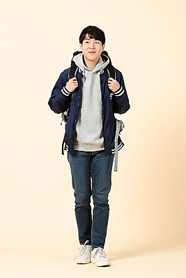 포토 JPG 스튜디오촬영 전신 응시 남자 대학생 배낭 모션 실내 한명 미소 사람 20대 청년 앞모습 한국인 잡기 청년남자한명만 베이지색배경 국내포토 1 학생 시선 뷰포인트 백그라운드 가방 표정 동양인 성인 내부 베이지색 남자한명만 청년남자만 파일형식