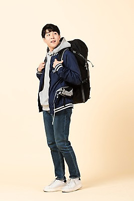 포토 JPG 스튜디오촬영 전신 응시 남자 대학생 배낭 모션 실내 한명 서기 사람 20대 청년 옆모습 한국인 잡기 청년남자한명만 베이지색배경 국내포토 1 학생 시선 뷰포인트 백그라운드 가방 동양인 성인 내부 베이지색 남자한명만 청년남자만 파일형식