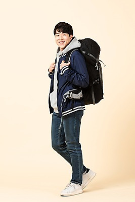 포토 JPG 스튜디오촬영 전신 응시 남자 대학생 배낭 모션 실내 한명 서기 미소 사람 20대 청년 옆모습 한국인 청년남자한명만 베이지색배경 국내포토 1 학생 시선 뷰포인트 백그라운드 가방 표정 동양인 성인 내부 베이지색 남자한명만 청년남자만 파일형식
