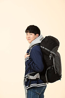 포토 JPG 스튜디오촬영 응시 남자 대학생 배낭 모션 실내 한명 미소 사람 상반신 20대 청년 옆모습 한국인 청년남자한명만 베이지색배경 국내포토 1 학생 시선 뷰포인트 백그라운드 가방 표정 동양인 성인 내부 베이지색 남자한명만 청년남자만 파일형식