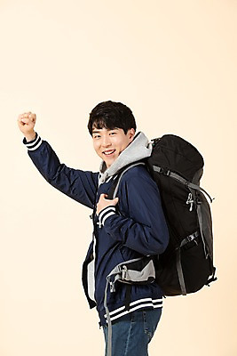 포토 JPG 스튜디오촬영 응시 남자 대학생 배낭 모션 실내 한명 미소 사람 상반신 20대 청년 옆모습 파이팅 한국인 청년남자한명만 베이지색배경 국내포토 1 학생 시선 뷰포인트 백그라운드 가방 표정 동양인 성인 내부 베이지색 남자한명만 청년남자만 파일형식