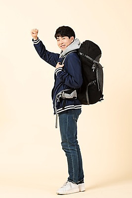 포토 JPG 스튜디오촬영 전신 응시 남자 대학생 배낭 모션 실내 한명 서기 미소 사람 20대 청년 옆모습 파이팅 한국인 청년남자한명만 베이지색배경 국내포토 1 학생 시선 뷰포인트 백그라운드 가방 표정 동양인 성인 내부 베이지색 남자한명만 청년남자만 파일형식