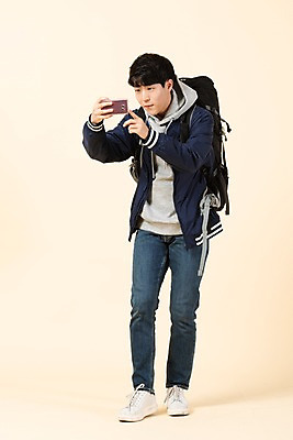 포토 JPG 스튜디오촬영 전신 응시 남자 대학생 배낭 모션 실내 한명 사람 20대 청년 앞모습 스마트폰 한국인 셀프카메라 청년남자한명만 베이지색배경 국내포토 1 학생 시선 뷰포인트 백그라운드 가방 동양인 성인 내부 핸드폰 스마트기기 사진촬영 베이지색 남자한명만 청년남자만 파일형식