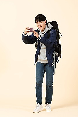 포토 JPG 스튜디오촬영 전신 응시 남자 대학생 배낭 모션 실내 한명 미소 사람 20대 청년 앞모습 스마트폰 한국인 셀프카메라 청년남자한명만 베이지색배경 국내포토 1 학생 시선 뷰포인트 백그라운드 가방 표정 동양인 성인 내부 핸드폰 스마트기기 사진촬영 베이지색 남자한명만 청년남자만 파일형식