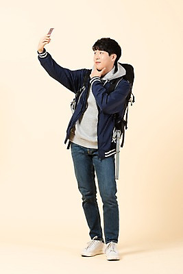 포토 JPG 스튜디오촬영 전신 응시 남자 대학생 포즈 배낭 모션 실내 한명 사람 20대 청년 앞모습 스마트폰 한국인 셀프카메라 청년남자한명만 베이지색배경 국내포토 1 학생 시선 뷰포인트 백그라운드 가방 동양인 성인 내부 핸드폰 스마트기기 사진촬영 베이지색 남자한명만 청년남자만 파일형식