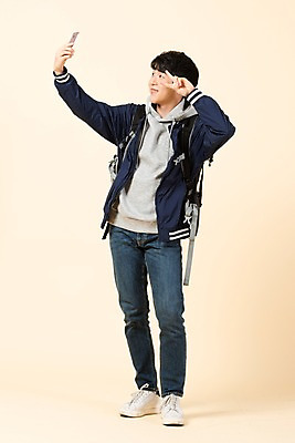 포토 JPG 스튜디오촬영 전신 응시 남자 대학생 배낭 모션 실내 한명 미소 사람 20대 청년 앞모습 스마트폰 한국인 셀프카메라 브이 청년남자한명만 베이지색배경 국내포토 1 학생 시선 뷰포인트 백그라운드 가방 표정 동양인 손짓 성인 내부 핸드폰 스마트기기 사진촬영 베이지색 남자한명만 청년남자만 파일형식