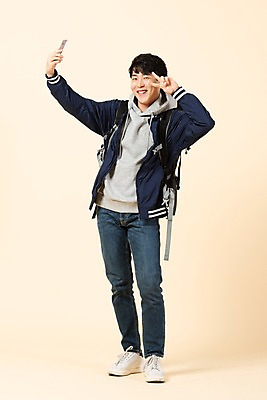 포토 JPG 스튜디오촬영 전신 남자 대학생 포즈 배낭 모션 실내 한명 미소 사람 20대 청년 앞모습 스마트폰 한국인 셀프카메라 브이 청년남자한명만 베이지색배경 국내포토 1 학생 뷰포인트 백그라운드 가방 표정 동양인 손짓 성인 내부 핸드폰 스마트기기 사진촬영 베이지색 남자한명만 청년남자만 파일형식
