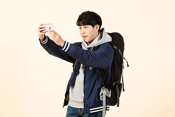 포토 JPG 스튜디오촬영 응시 남자 대학생 배낭 모션 실내 한명 미소 사람 상반신 20대 청년 옆모습 한국인 셀프카메라 청년남자한명만 베이지색배경 국내포토 1 학생 시선 뷰포인트 백그라운드 가방 표정 동양인 성인 내부 사진촬영 베이지색 남자한명만 청년남자만 파일형식