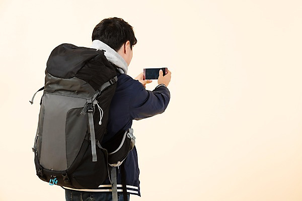 포토 JPG 스튜디오촬영 응시 남자 대학생 배낭 모션 실내 한명 사람 상반신 20대 청년 뒷모습 스마트폰 한국인 셀프카메라 청년남자한명만 베이지색배경 국내포토 1 학생 시선 뷰포인트 백그라운드 가방 동양인 성인 내부 핸드폰 스마트기기 사진촬영 베이지색 남자한명만 청년남자만 파일형식