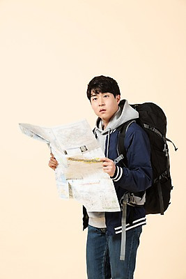 포토 JPG 스튜디오촬영 응시 남자 대학생 여행 지도 배낭 모션 실내 한명 들기 사람 상반신 20대 청년 옆모습 한국인 청년남자한명만 베이지색배경 국내포토 1 학생 시선 뷰포인트 백그라운드 가방 동양인 성인 내부 베이지색 남자한명만 청년남자만 파일형식