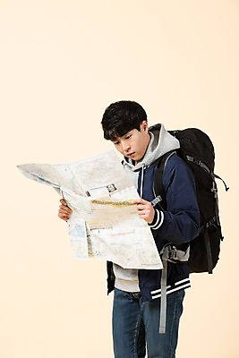포토 JPG 스튜디오촬영 응시 남자 대학생 여행 지도 배낭 모션 실내 한명 사람 상반신 20대 청년 옆모습 한국인 청년남자한명만 베이지색배경 국내포토 1 학생 시선 뷰포인트 백그라운드 가방 동양인 성인 내부 베이지색 남자한명만 청년남자만 파일형식
