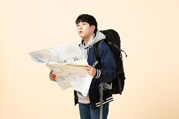 포토 JPG 스튜디오촬영 응시 남자 대학생 여행 지도 가방 배낭 모션 실내 한명 사람 상반신 20대 청년 옆모습 한국인 청년남자한명만 베이지색배경 국내포토 1 학생 시선 잡화 뷰포인트 백그라운드 동양인 성인 내부 베이지색 남자한명만 청년남자만 파일형식