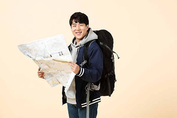 포토 JPG 스튜디오촬영 응시 남자 대학생 여행 지도 배낭 모션 실내 한명 미소 사람 상반신 20대 청년 옆모습 한국인 청년남자한명만 베이지색배경 국내포토 1 학생 시선 뷰포인트 백그라운드 가방 표정 동양인 성인 내부 베이지색 남자한명만 청년남자만 파일형식