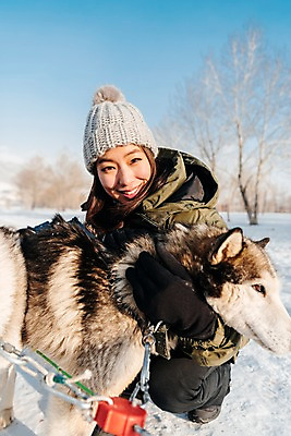 포토 JPG 주간 전신 한마리 응시 여자 겨울 안기 한명 미소 사람 앉기 20대 성인 야외 앞모습 설원 한국인 눈 쇠사슬 시베리안허스키 몽골 썰매개 썰매 개썰매 성인여자한명만 쓰다듬기 국내포토 자연요소 1 시선 계절 아시아 뷰포인트 모션 날씨 눈_날씨 표정 동양인 청년 개 여자한명만 성인여자만 파일형식