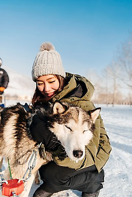 포토 JPG 주간 전신 한마리 응시 여자 겨울 안기 한명 미소 사람 앉기 20대 성인 야외 옆모습 설원 한국인 눈 시베리안허스키 몽골 썰매개 즐거움 썰매 개썰매 성인여자한명만 쓰다듬기 국내포토 자연요소 1 시선 계절 감정 아시아 뷰포인트 모션 날씨 눈_날씨 표정 동양인 청년 개 여자한명만 성인여자만 파일형식