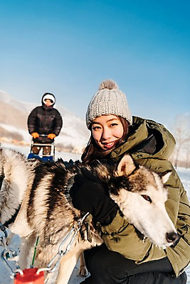포토 JPG 주간 커플 응시 여자 남자 겨울 안기 서기 미소 사람 앉기 상반신 20대 성인 야외 두명 앞모습 옆모습 30대 설원 한국인 눈 시베리안허스키 몽골 썰매개 즐거움 썰매 개썰매 성인만 국내포토 자연요소 시선 계절 감정 아시아 뷰포인트 관계 모션 날씨 눈_날씨 표정 동양인 청년 장년 개 파일형식