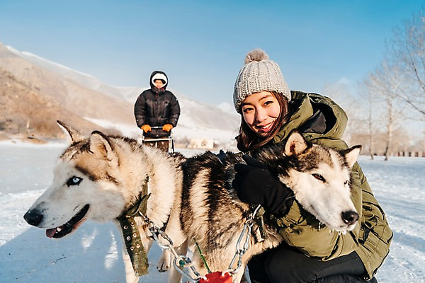 포토 JPG 주간 커플 응시 여자 남자 겨울 안기 서기 미소 사람 앉기 상반신 20대 성인 야외 두명 앞모습 옆모습 30대 설원 한국인 눈 시베리안허스키 몽골 썰매개 즐거움 썰매 개썰매 성인만 국내포토 자연요소 시선 계절 감정 아시아 뷰포인트 관계 모션 날씨 눈_날씨 표정 동양인 청년 장년 개 파일형식