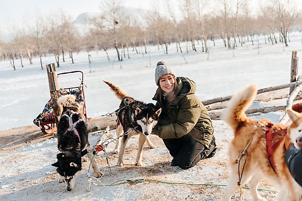 포토 JPG 주간 전신 나무 응시 여자 겨울 세마리 한명 미소 사람 앉기 20대 성인 야외 옆모습 울타리 설원 한국인 눈 시베리안허스키 몽골 썰매개 썰매 개썰매 성인여자한명만 쓰다듬기 국내포토 자연요소 식물 1 시선 계절 아시아 뷰포인트 모션 날씨 눈_날씨 표정 3 동양인 청년 담장 개 여자한명만 성인여자만 파일형식