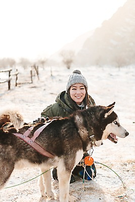 포토 JPG 주간 한마리 응시 여자 줄 겨울 한명 미소 사람 앉기 상반신 20대 성인 야외 앞모습 설원 한국인 눈 시베리안허스키 몽골 썰매개 즐거움 개썰매 성인여자한명만 쓰다듬기 국내포토 자연요소 1 시선 계절 감정 아시아 뷰포인트 모션 날씨 눈_날씨 표정 동양인 청년 개 썰매 여자한명만 성인여자만 파일형식
