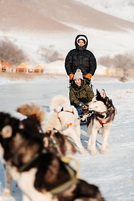 포토 JPG 주간 커플 여자 남자 겨울 서기 미소 사람 앉기 상반신 20대 성인 야외 두명 앞모습 30대 달리기 설원 한국인 눈 시베리안허스키 몽골 썰매개 즐거움 썰매 개썰매 성인만 국내포토 자연요소 계절 감정 아시아 뷰포인트 관계 모션 날씨 눈_날씨 표정 동양인 청년 장년 개 파일형식