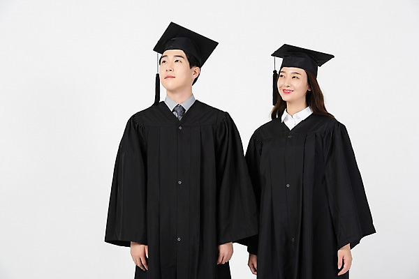 포토 JPG 응시 여자 남자 학사모 졸업 서기 미소 사람 상반신 20대 성인 두명 앞모습 한국인 올려보기 졸업가운 흰배경 성인만 국내포토 모자_잡화 시선 교육 뷰포인트 백그라운드 모션 표정 동양인 청년 흰색 가운 파일형식