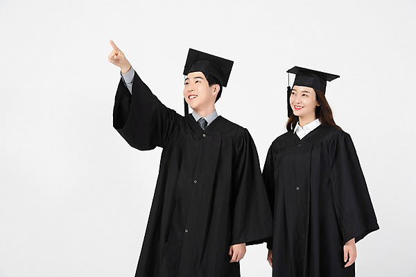 포토 JPG 응시 여자 남자 학사모 졸업 서기 미소 사람 상반신 20대 성인 두명 앞모습 한국인 가리킴 졸업가운 흰배경 성인만 국내포토 모자_잡화 시선 교육 뷰포인트 백그라운드 모션 표정 동양인 손짓 청년 흰색 가운 파일형식