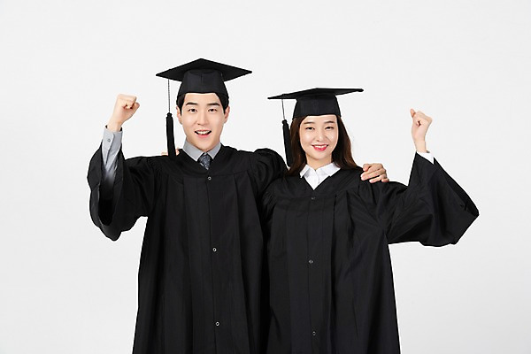 포토 JPG 응시 여자 남자 학사모 졸업 어깨동무 미소 사람 상반신 20대 성인 두명 앞모습 파이팅 주먹 한국인 졸업가운 흰배경 성인만 국내포토 모자_잡화 시선 교육 뷰포인트 포즈 백그라운드 모션 표정 동양인 청년 흰색 가운 파일형식