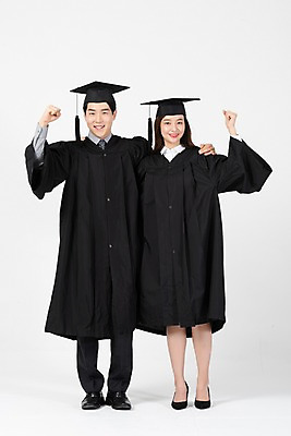 포토 JPG 전신 응시 여자 남자 학사모 졸업 어깨동무 서기 미소 사람 20대 성인 두명 앞모습 파이팅 주먹 한국인 졸업가운 흰배경 성인만 국내포토 모자_잡화 시선 교육 뷰포인트 포즈 백그라운드 모션 표정 동양인 청년 흰색 가운 파일형식