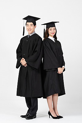 포토 JPG 전신 응시 여자 남자 학사모 졸업 서기 미소 사람 20대 성인 두명 옆모습 한국인 등맞대기 졸업가운 흰배경 손모으기 성인만 국내포토 모자_잡화 시선 교육 뷰포인트 백그라운드 모션 표정 동양인 손짓 청년 흰색 가운 파일형식