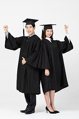 포토 JPG 전신 응시 여자 남자 학사모 졸업 서기 미소 사람 20대 성인 두명 옆모습 파이팅 주먹 한국인 등맞대기 졸업가운 흰배경 성인만 국내포토 모자_잡화 시선 교육 뷰포인트 백그라운드 모션 표정 동양인 청년 흰색 가운 파일형식