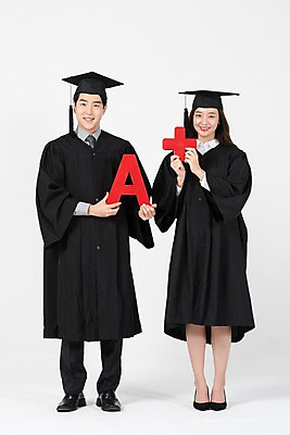 포토 JPG 전신 응시 여자 남자 학사모 졸업 미소 들기 사람 20대 성인 두명 앞모습 한국인 졸업가운 흰배경 에이플러스 학점 성인만 국내포토 모자_잡화 시선 교육 뷰포인트 백그라운드 모션 표정 동양인 청년 흰색 가운 성적 점수 파일형식