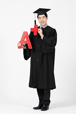 포토 JPG 전신 응시 남자 학사모 졸업 한명 서기 미소 들기 사람 20대 성인 앞모습 한국인 졸업가운 흰배경 에이플러스 학점 성인남자한명만 국내포토 모자_잡화 1 시선 교육 뷰포인트 백그라운드 모션 표정 동양인 청년 흰색 가운 성적 점수 남자한명만 성인남자만 파일형식