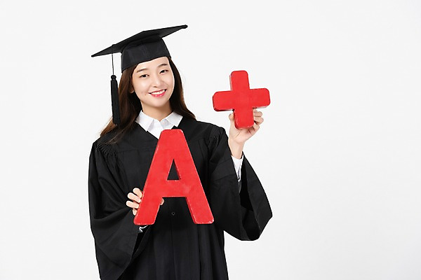 포토 JPG 응시 여자 학사모 졸업 한명 미소 들기 사람 상반신 20대 성인 앞모습 한국인 졸업가운 흰배경 에이플러스 학점 성인여자한명만 국내포토 모자_잡화 1 시선 교육 뷰포인트 백그라운드 모션 표정 동양인 청년 흰색 가운 성적 점수 여자한명만 성인여자만 파일형식