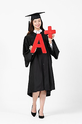 포토 JPG 전신 응시 여자 학사모 졸업 한명 서기 미소 들기 사람 20대 성인 앞모습 한국인 졸업가운 흰배경 에이플러스 학점 성인여자한명만 국내포토 모자_잡화 1 시선 교육 뷰포인트 백그라운드 모션 표정 동양인 청년 흰색 가운 성적 점수 여자한명만 성인여자만 파일형식