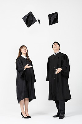 포토 JPG 전신 여자 남자 학사모 졸업 서기 미소 사람 20대 성인 두명 앞모습 한국인 올려보기 졸업가운 던지기 즐거움 흰배경 성인만 국내포토 모자_잡화 교육 감정 뷰포인트 백그라운드 모션 표정 동양인 청년 흰색 가운 파일형식